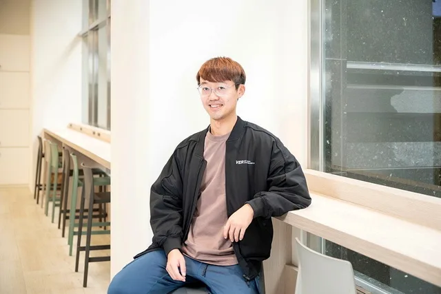 身為小資族的廖人鋐瘋狂購物成為「囤物狂」，原本對整理這件事感到無力，有了整聊師的幫助，讓他不再抗拒整理家務。 圖／吳欣穎 攝影