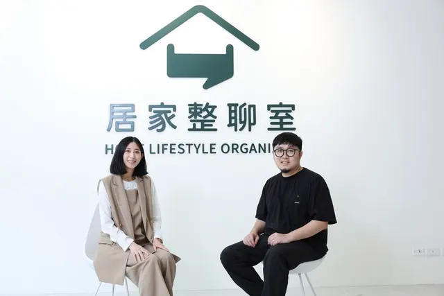 居家整聊室創辦人於品牌標誌前受訪（圖／數位時代）