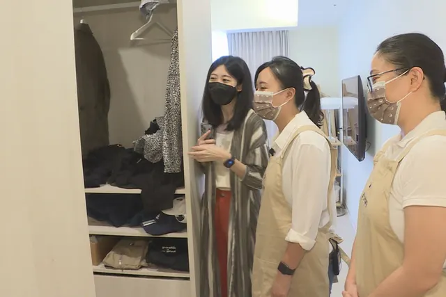 整聊師與屋主討論衣櫃收納（圖／非凡新聞）
